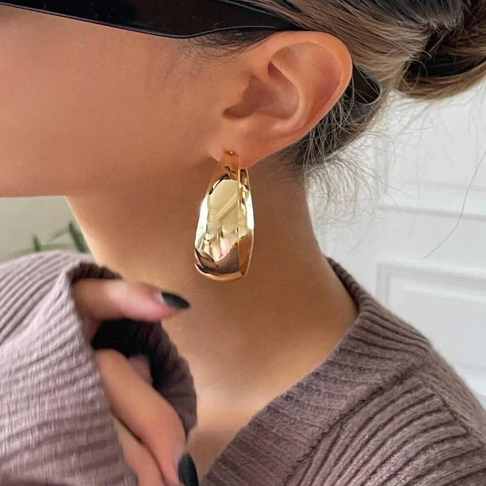 Yellow Gold tone Elegant Women's Minimalist Hoop Earrings - Picture 8 of 8